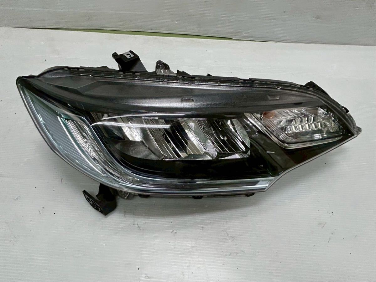 ホンダ フィット GP5 ハイブリッド 左、右ヘッドライト ホンダ 純正 フィット 《 GP5 》 右ヘッドライト 33100-T5A-J51