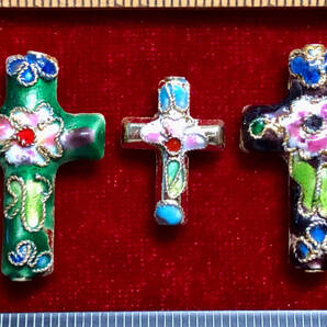¶!¶ 有線七宝焼ワールド - 3色(個)の十字架ペンダントで1単位 ¶!¶ 金線に三色釉ピンク花十字架 手作 手芸 工芸 インテリアペンダント
