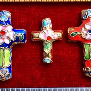 ¶!¶ 有線七宝焼ワールド - 3色(個)の十字架ペンダントで1単位c ¶!¶ 金線に三色釉ピンク花十字架 手作 手芸 工芸 インテリアペンダント