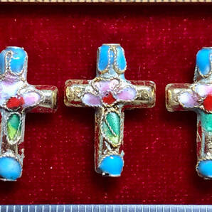 ¶!¶ 有線七宝焼ワールド - 3個の十字架ペンダントで1単位 ¶!¶ 金線に金色釉ピンク花十字架 手作り 手芸 工芸 インテリアペンダント