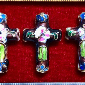 ¶!¶ 有線七宝焼ワールド - 3個の十字架ペンダントで1単位 ¶!¶ 金線に深褐色釉ピンク花十字架 手作り 手芸 工芸 インテリアペンダント