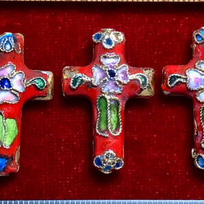 ¶!¶ 有線七宝焼ワールド - 3個の十字架ペンダントで1単位 ¶!¶ 金線に赤色釉ピンク花十字架 手作り 手芸 工芸 インテリアペンダント