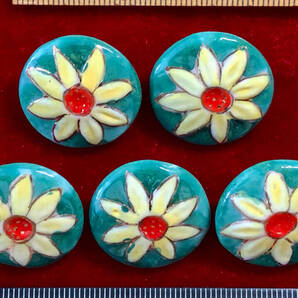 ¶!¶ 金粉彩磁ミニチュアワールド - 50個で1単位 ¶!¶ 約厚12㎜×Φ23㎜ 緑色釉に彩磁金粉縁取り菊花 手作り 手芸 縫製 服飾 インテリア