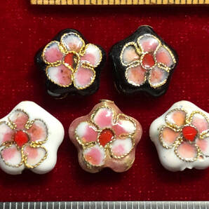 ¶!¶ 有線七宝焼ワールド - 5個の梅花型玉で1単位 ¶!¶ 約厚4㎜×12㎜ 金線に三色釉ピンク花 手作り 手芸 工芸 インテリアペンダント