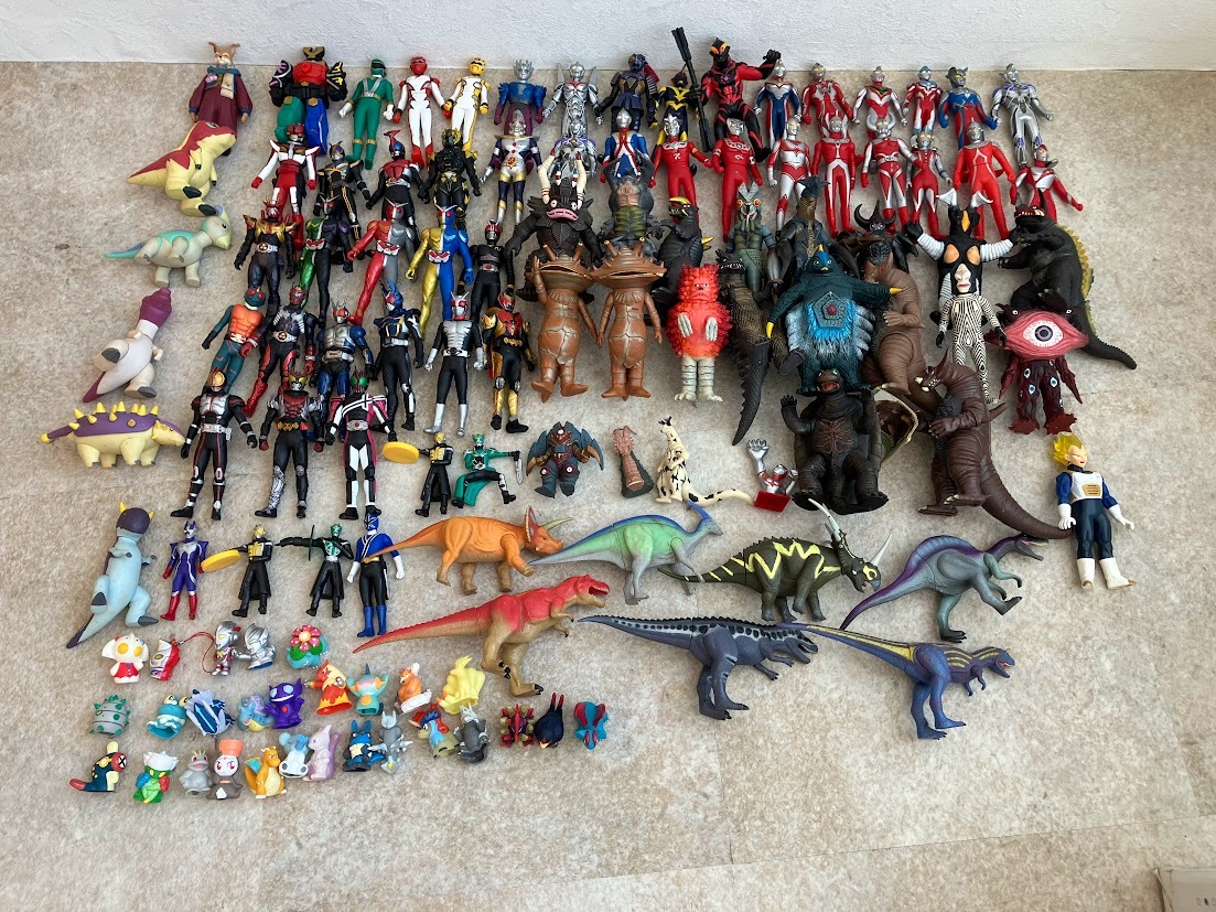 ウルトラマン　ソフビ等３０体セット　怪獣　指人形　バトル下敷き　まとめ売り ウルトラマン ソフビ等30体セット 怪獣 指人形 バトル下敷き