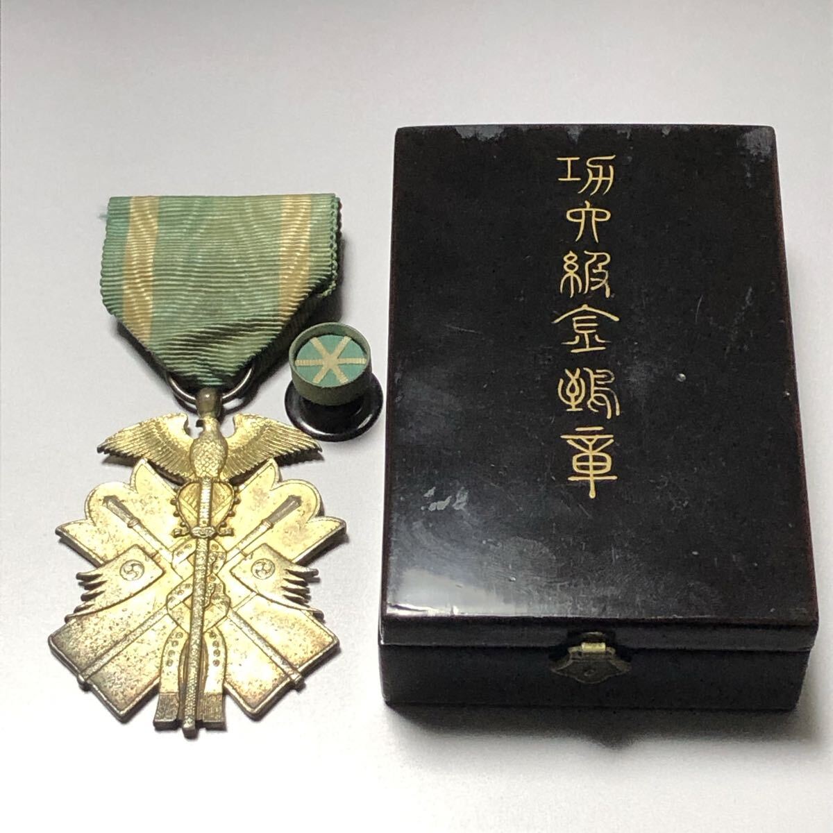 陸軍★功六級金鵄勲章 日本軍 勲章 記章 Yahoo!オークション -「功六級金鵄勲章」の落札相場・落札価格