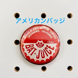 《災害支援チャリティー缶バッジ》ラベル アメリカン 缶バッジ 寄付金 バッドジュース レッド