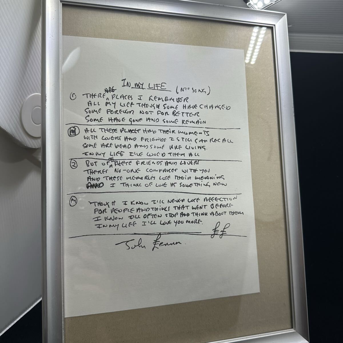 非売品　ジョンレノン　展示用　ディスプレイ Amazon.co.jp: HWC Trading John Lennon サイン入り A4 プリント