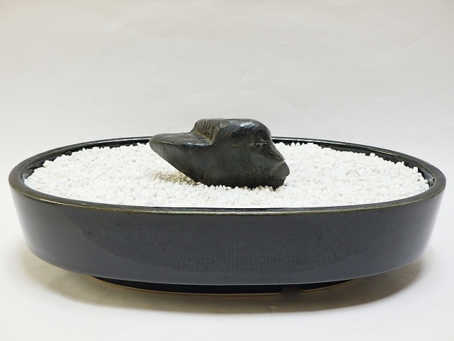 神居古潭石　カムイコタン石　天然記念物　水石　台座付き　鑑賞石 日本の名石】北海道産 神居古潭石 (かむいこたんせき) 【木製