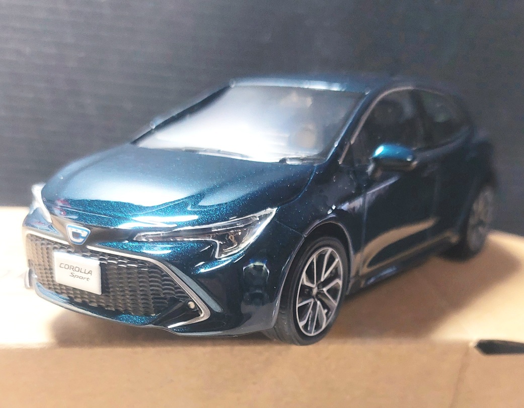 カローラスポーツ　カラーサンプル ミニカー　シアンメタリック　シュリンク付未開封 Amazon.co.jp: ミニカー 1/30 トヨタ カローラスポーツ シアン