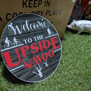 1点のみ│ストレンジャーシングス│UPSIDE DOWN|レトロブリキ看板│メタルサイン│アメリカン海外輸入雑貨│ガレージ、店舗|デモゴルゴン