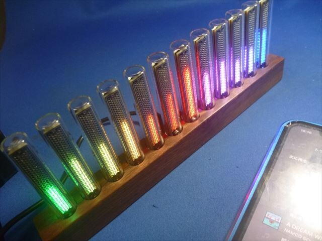 インテリアとしても◎の美しいスペアナ　木製筐体・超美麗卓上スペアナ、スペクトラム