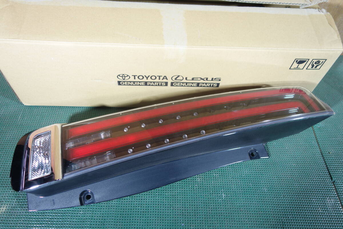 エスクァイア　ノア80系　純正テールランプ 80後期エスクァイア純正テールランプ テールランプ