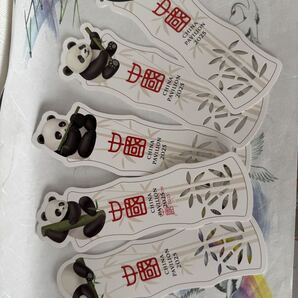 ポーズの違い、可愛いパンダデザインの紙製しおり5枚セット。中国館で配布されているパンダのしおり、コレクター心をくすぐるアイテム