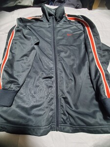NIKE ナイキ グレー ジャージジャケット Mサイズ 両腕白&赤ライン 左胸赤ロゴ ほぼ未使用 送料込み