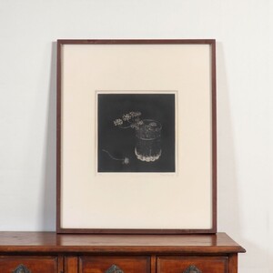 真作 丹阿弥丹波子 銅版画「カットグラスの花」画寸 17.5cm×18cm 東京都出身 春陽会会員 静謐な空気が漂よい漆黒の闇の中で光を纏う 11388