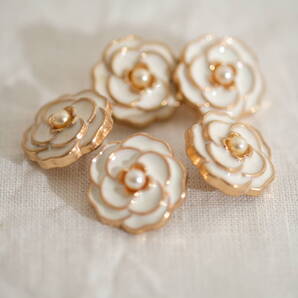 シャンクボタン5個 フラワー ホワイト レトロ エナメル パールビーズ メタル ゴールド 輸入ボタン 18mm