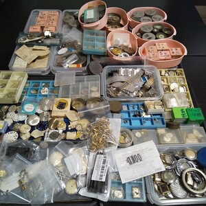 時計店 閉店整理品 年代物 腕時計パーツ 部品 ベルト バンド など時計部品まとめて 総重量5.5Kg
