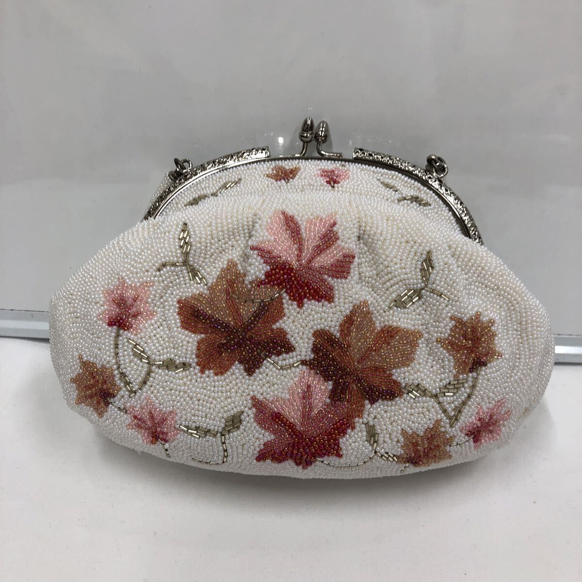 はな　ビーズ和装バック　花柄刺繍 　がま口バッグ　美品 美品ビーズバッグ手刺繍 花柄 総ビーズバッグ 和装 がま口 LUMY
