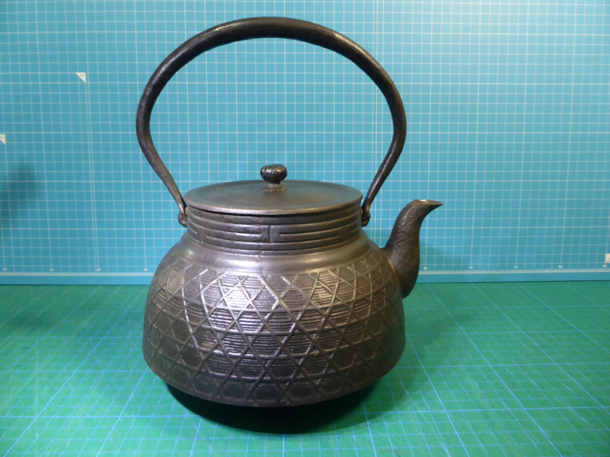 南部鉄瓶　未使用 箱なし 及富 南部鉄器 鉄瓶 平丸アラレ 銅蓋 黒 1.2L Shinwadenki