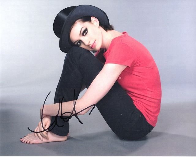 クリスチャン・ベール&アン・ハサウェイ 直筆サイン入りフォト 「ダークナイト」 2025年最新】アン・ハサウェイ サインの人気アイテム - メルカリ