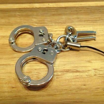 新品 80年代 ビンテージ 日本製 HANDCUFF 手錠 鍵付き 昭和 当時物 Amazon.co.jp: 昭和 日本製 手錠 未使用品 レトロ HANDCUFF 警察