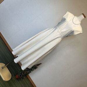 9-7新品 ロングジャンパースカート ロングフレアスカートワンピース 深Vネックジャンスカ アイボリーノースリーブワンピ 9号 M