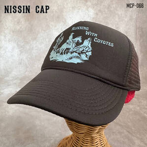 USA“RUNNING WITH COYOTES“ プリントメッシュキャップ トラッカー ダークブラウン FREEサイズ