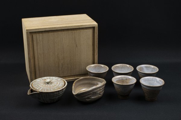 【 香合 / 三輪休雪 】 休和 松ぼっくり 不走庵 茶道具 工芸 箱付き 香合 / 三輪休雪 】 休和 松ぼっくり 不走庵 茶道具 工芸 箱付き