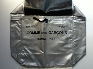 COMME des GARCONS Homme Prus логотип плечо, большой, серебристый, никогда не использовался.