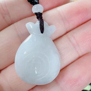 R2-01406天然本翡翠《本物保証》 銭袋 ひすいペンダント 一点物 魔除け 昇進 成功 風水 金運 財運 幸運 幸福 縁起物 パワーストーン