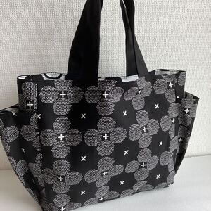 ハンドメイド ブラック 花柄 トートバック 両サイドにポケット