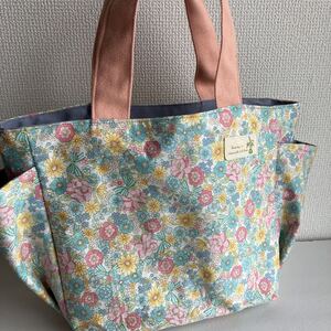 ハンドメイド リボンと花柄のトートバック 両サイドにに外ポケット