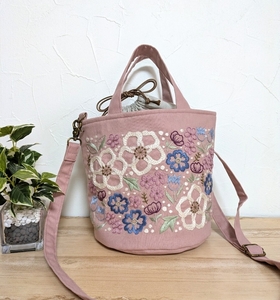 ハンドメイド☆手刺繍 ボタニカルフラワー 丸底 巾着トート ショルダー 2WAYバッグ
