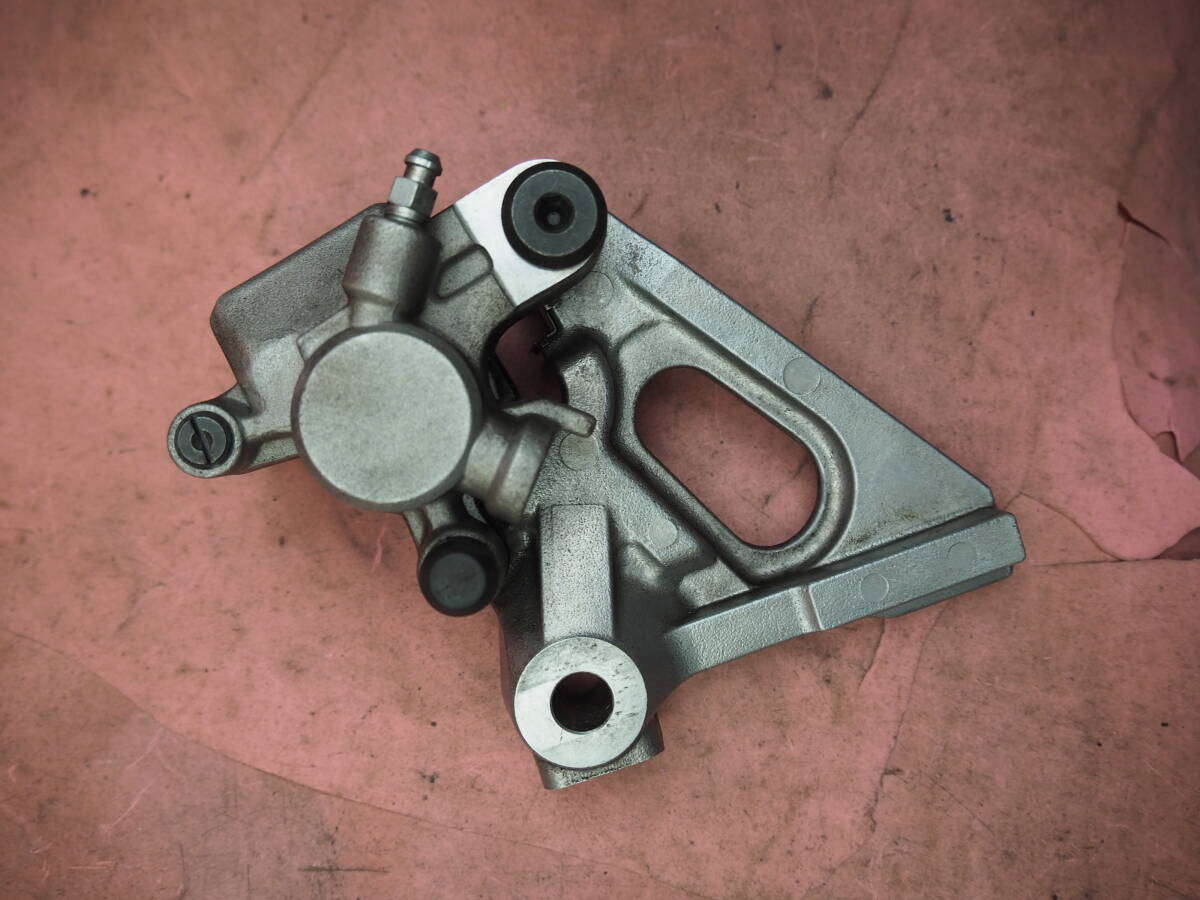 １円売切！フロントキャリパーサポート[ ブラック / レッド / ゴールド ]【 MC21 / MC28 】40mm ブレンボ MFZ NSR250R T2racing １円売切！フロントキャリパーサポート[ ブラック ⁄ レッド ⁄ゴールド