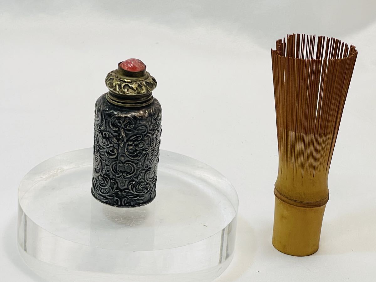 中国古美術・旧蔵收・玳瑁製の鼻煙壺・案頭・置物・文房具・根付・装身具 中国古美術・旧蔵收・玳瑁製の鼻煙壺・案頭・置物・文房具・根付