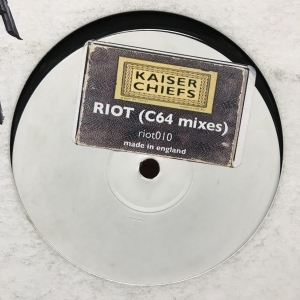 12inchレコード KAISER CHIEFS / RIOT (C64 REMIX)