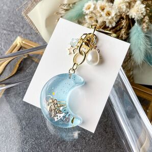 光る*。宇宙の月キーホルダー (ハンドメイドアクセサリー)