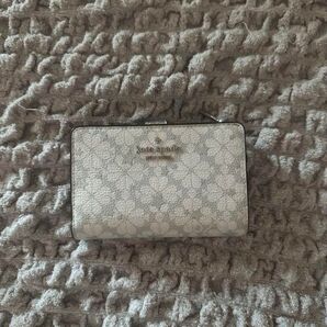 kate spade new york ケイトスペード 二つ折り財布 白 グレー星柄