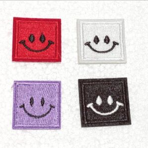 ワッペン アイロン スマイル 顔 笑顔 絵文字 かわいい 紫 パープル 黒 ブラック 赤 レッド 白 ホワイト スマイリー