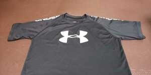  beautiful goods UNDERARMOUR black, Logo white, short sleeves stretch tops size YMD