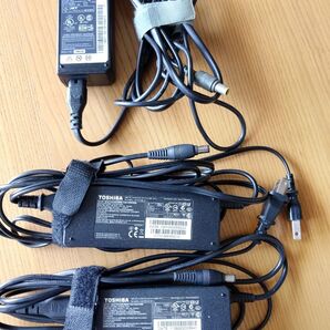 パソコンの電源3個 東芝ダイナブックの電源2個アウトプット15v 5Aとレノボ パソコンの電源1個 アウトプット20V 4.5A