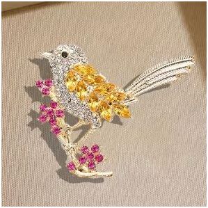 ブローチ 鳥と花 ゴールドカラー キラキラ キュート かわいい 可愛い ジルコニア ラインストーン 上品 フォーマル ピン