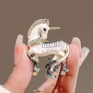 ブローチ 白いユニコーン エナメル仕上げ 上品 清楚 華麗 エレガント ロマンチック かわいい 可愛い キュート ピン 干支