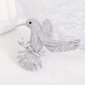 ブローチ ハチドリ シルバーカラー キラキラ キュート かわいい 可愛い フォーマル 上品 清楚 エレガント アクセサリーピン