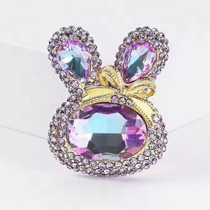 ブローチ オーロラうさぎ リボンのウサギ パープル 紫 キラキラ キュート 豪華 ゴージャス かわいい 可愛い アクセサリーピン