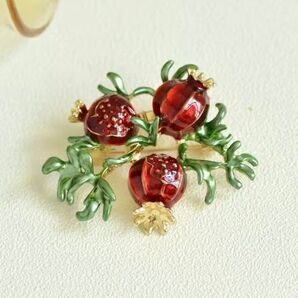 ブローチ ザクロ ざくろ エナメル仕上げ 上品 清楚 エレガント 華麗 かわいい 可愛い キュート フォーマル アクセサリーピン