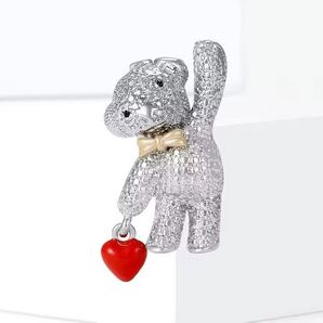 ブローチ 赤いハートと熊 クマ くま シルバーカラー キラキラ キュート 可愛い かわいい 金色のリボン アクセサリーピン