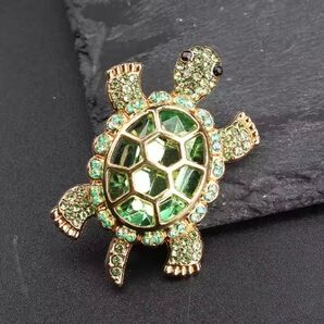 ブローチ 亀 カメ グリーン 緑 ビジュー キラキラ キュート ゴージャス かわいい 可愛い フォーマル アクセサリーピン