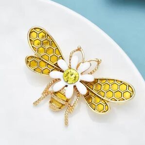 ブローチ 蜜蜂 ミツバチ みつばち デイジー 花 イエロー キラキラ キュート ユニーク かわいい 可愛い アクセサリーピン